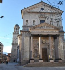 Piazza San Vittore – Il cuore vivo di Intra, tra lago, storia e quotidianità